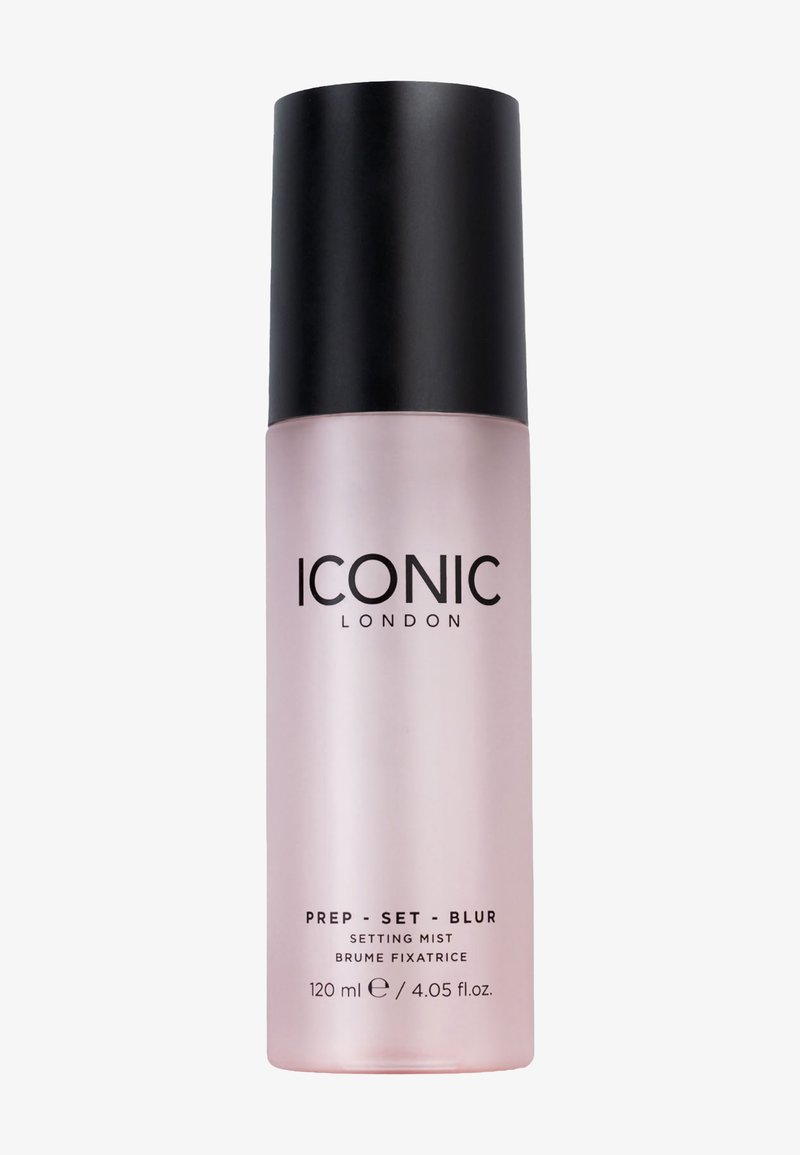 Bouteille de spray en plastique transparent rose avec un capuchon noir. L'étiquette présente un texte en gras indiquant "ICONIC LONDON" ainsi que les détails du produit en noir. 120 ml.