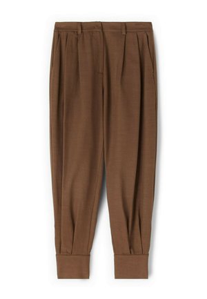 Pantalon marron fuselé avec plis, poches latérales, passants de ceinture et larges revers aux chevilles sur fond blanc.