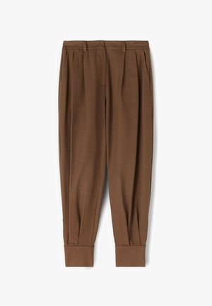 Brązowe spodnie zwężane z plisami, bocznymi kieszeniami, pętelkami na pasek i szerokimi mankietami przy kostkach na białym tle.