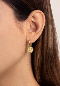 Orecchini a cerchio in oro con un ciondolo circolare, caratterizzati da pietre preziose multicolori disposte in un motivo a griglia su una superficie testurizzata.