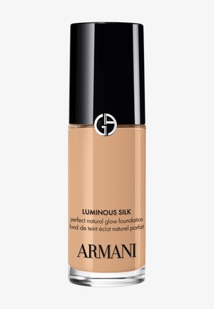 Armani Luminous Silk Foundation-Flasche mit schwarzem Deckel, beige Flüssigkeit innen und Text, der den natürlichen Glow und Markennamen hervorhebt.