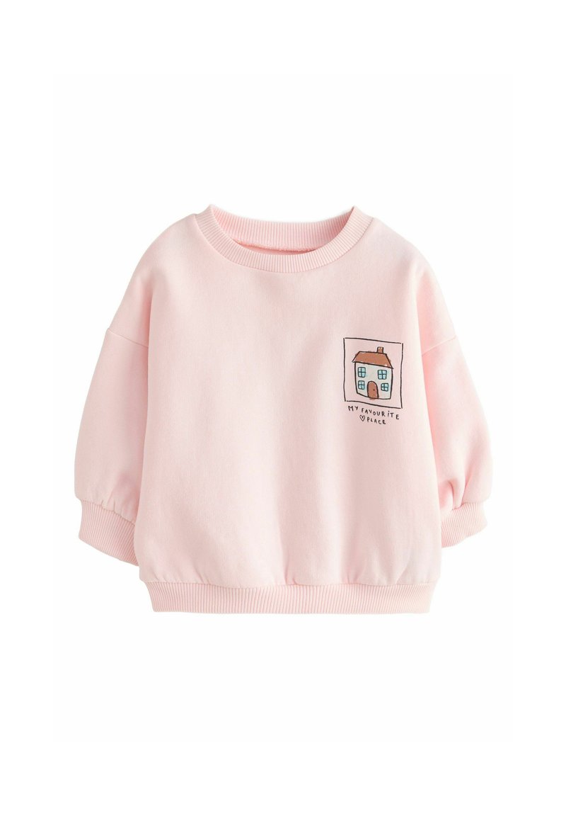 Sudadera rosa con cuello redondo, mangas abullonadas y dobladillo fruncido. Presenta una casa bordada y el texto "MI LUGAR FAVORITO" en la parte delantera.