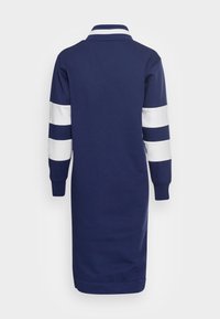 Vestido de gala azul marino con mangas largas, acentos de rayas blancas en las mangas, diseño con cuello, de longitud media, textura de tela suave.