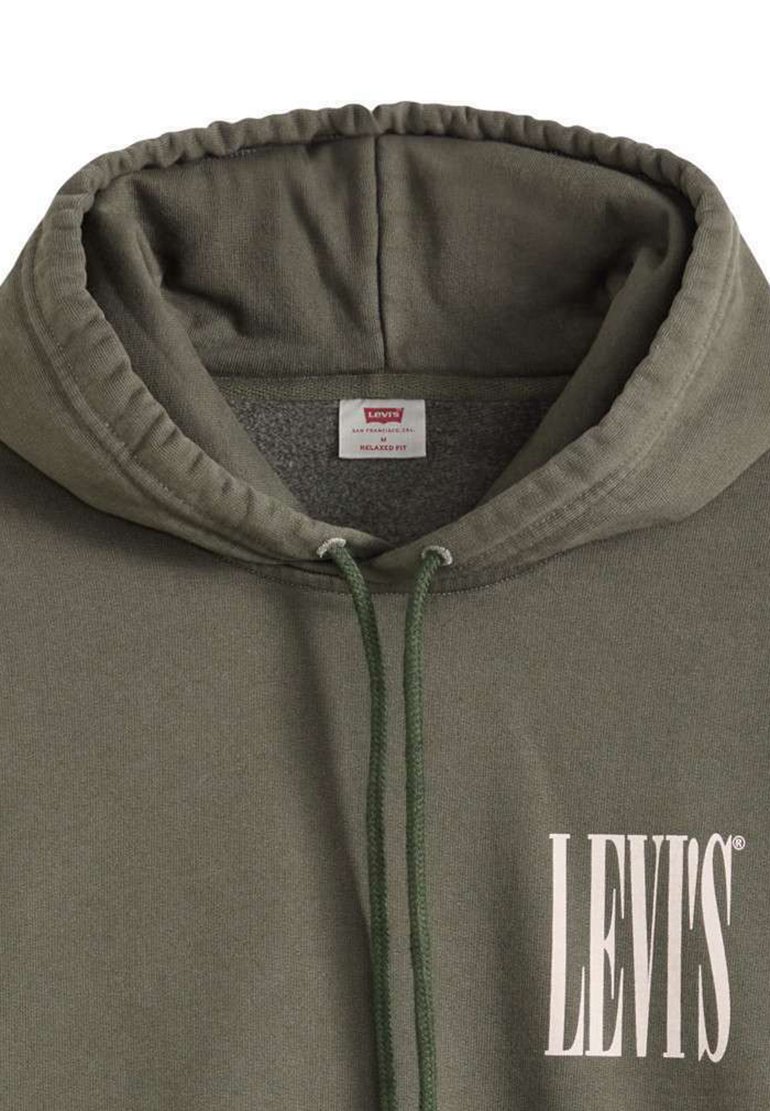 Sudadera con capucha Levi's de color verde oliva, con cordones frontales, forro de felpa y un gran logo blanco de Levi's en el pecho.
