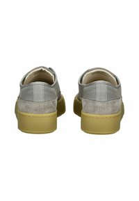 Graue Wildlederschuhe mit einem glatten Stoffakzent, ausgestattet mit einer gelben Gummisohle und einem runden Zehendesign, das eine Stichdetail um den Rand zeigt.