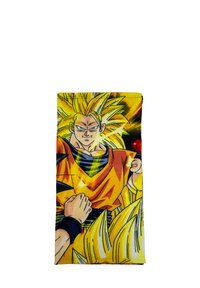 Geel stoffen zakje met een gedrukt karakter met stekelig blond haar, gekleed in een oranje outfit, te midden van een heldere, levendige achtergrond.