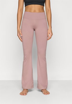 ESSENTIAL HIGH RISE FLARED LEGGINGS - Legíny - stone