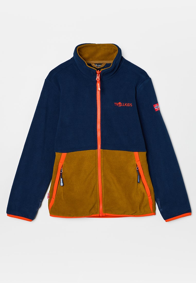 Blaue und orange Fleecejacke mit hohem Kragen, ausgestattet mit einem Reißverschluss, zwei Seitentaschen und einem kontrastierenden braunen unteren Bereich.