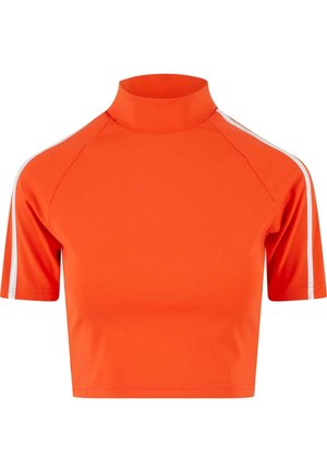 Orange crop top med høj hals, korte raglanærmer og hvide sidestriber; lavet af glat, strækbart stof.