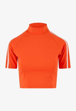 Oranje crop top met hoge hals, korte raglanmouwen en witte zijstrepen; gemaakt van glad, rekbaar materiaal.