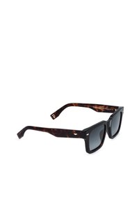 Lunettes de soleil avec de grandes montures avant carrées noires et des branches en écaille foncée, avec des verres gris dégradés et des petits accents métalliques.