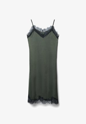 Satin-Nightgown in Olivgrün mit schwarzem Spitzenbesatz entlang des Ausschnitts und des Saums; verfügt über verstellbare Spaghetti-Träger und eine glatte Textur.