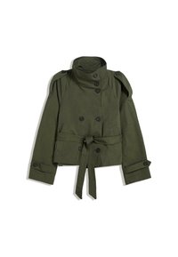 Olivgrön kort jacka med hög krage, dubbelknäppt design, stora knappar och en framknutningsrem. Har axelackenter i militärstil.