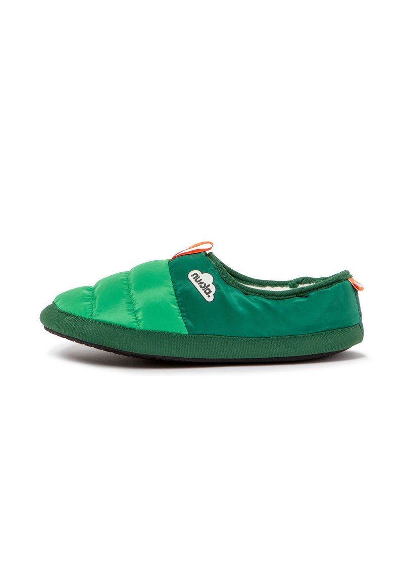 Zapatillas verdes acolchadas con una parte superior de tela suave, suela de goma y un lazo de acento naranja. Presenta un logo en el costado y un interior acolchado.