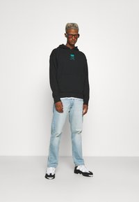 Levi's® RELAXED GRAPHIC - Sweatshirt com capuz - black