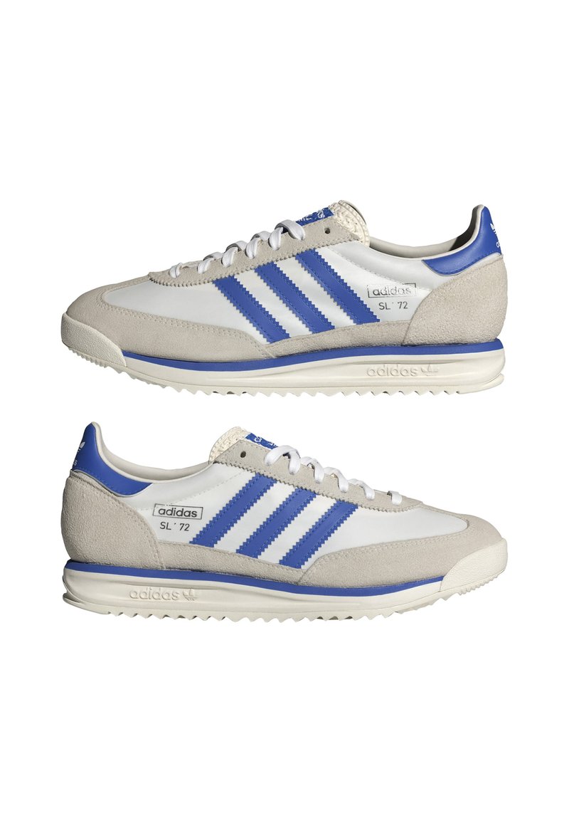 Sneakers Adidas SL '72 mają białą skórzaną cholewkę z szarymi zamszowymi akcentami, niebieskimi paskami i teksturowaną gumową podeszwą dla lepszej przyczepności.