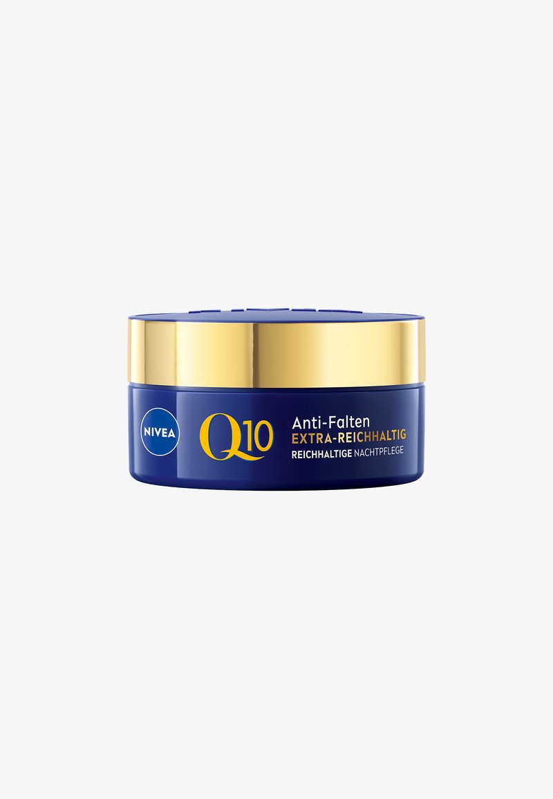 NIVEA Q10 Nachtcreme in einem runden blauen Glas mit einem goldenen Deckel. Das Etikett enthält weiße und gelbe Schrift. Glatte Oberfläche, keine Muster.
