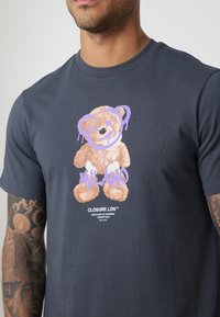 CLOSURE London PAINTED TEDDY TEE - Majica kratkih rukava s printom - charcoal