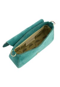 Turkis ruskind clutch taske med en blød tekstur, åben top, guldfarvede hardware detaljer og en beige mønstret inderside.