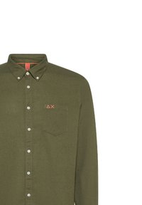 Camicia verde oliva con bottoni, colletto, taschino e un piccolo logo rosso. Realizzata in tessuto testurizzato con bottoni leggeri.