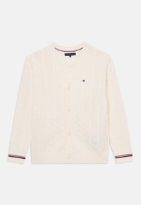 Kremfarget cardigan med kabelstrikkdesign, v-hals, fem knapper og ribbestrikkede mansjetter med røde, hvite og blå striper.