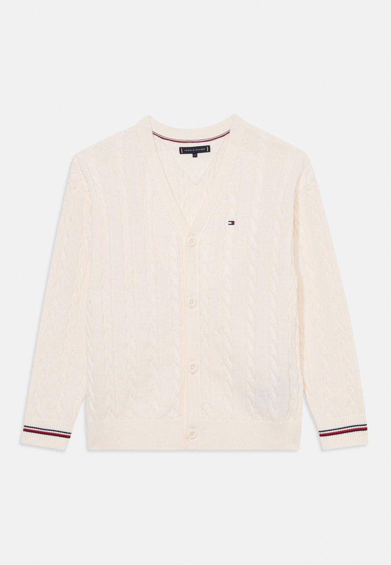 Kremfarget cardigan med kabelstrikkdesign, v-hals, fem knapper og ribbestrikkede mansjetter med røde, hvite og blå striper.