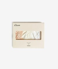 Conjunto de lencería Etam TANGA en una caja. Presenta una tela suave en melocotón y blanco, con adornos de encaje y una ventana transparente para exhibición.