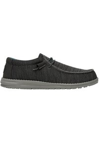Czarne buty wsuwane o teksturowanej siateczkowej cholewce, szarej gumowej podeszwie i minimalistycznych akcentach sznurowania. Okrągły czubek i niski profil.
