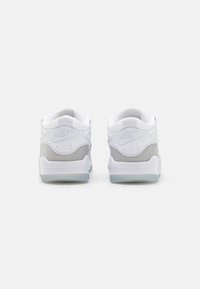 Scarpe sportive bianche con tomaia in pelle liscia, dettagli in camoscio grigio e suola traslucida. Presentano un logo dettagliato sul tallone.