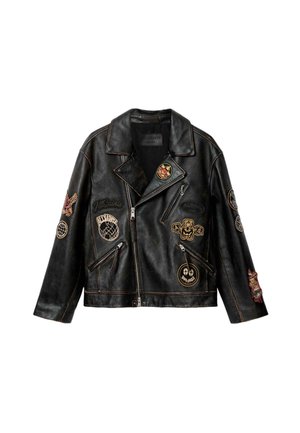 Veste motard en cuir noir avec diverses patchs brodés incluant un globe, un aigle, un crâne et les logos AllSaints, équipée de fermetures éclair diagonales.