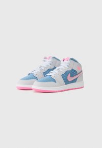 Srednje visoki športni čevelji z mehkimi sivimi usnjnimi zgornjišči, modrimi denim poudarki, belimi vezalkami in rožnato gumijasto podplatom z rožnato logotipom swoosh.