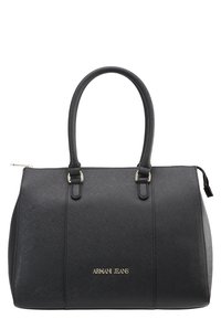 Czarna torebka skórzana o fakturze, z podwójnymi uchwytami, zamkiem błyskawicznym na górze oraz złotym logo "Armani Jeans" na środkowej części przodu.