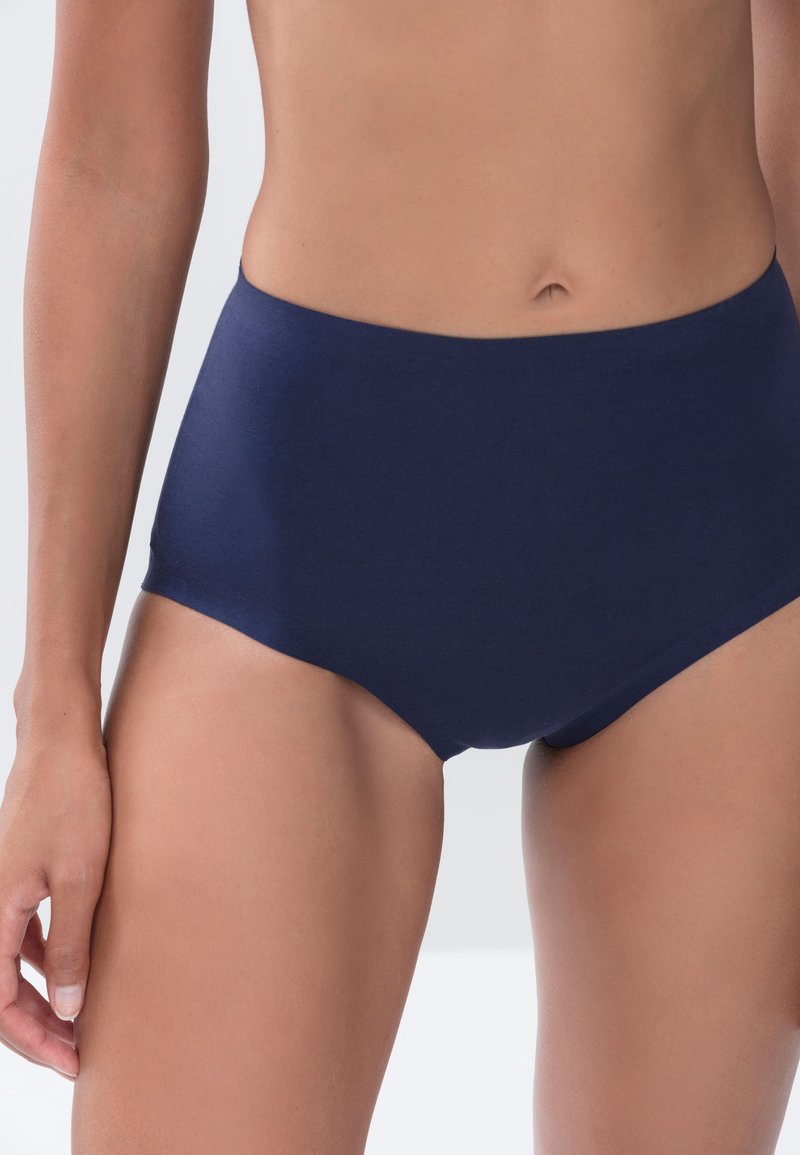 Námořnické modré vysoké kalhotky vyrobené z měkké, elastické tkaniny. Mají hladký povrch a bezšvový design pro maximální pohodlí.