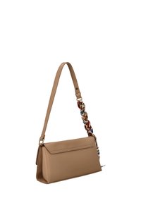 Vaaleanruskea nahkainen olkalaukku, jossa on litteä, jäsennelty muotoilu. Laukussa on punaisen, sinisen ja kermanvärisen punotun hihnan. Läppäkannen suljenta kultaisilla metalliosilla.