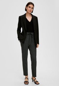 s.Oliver BLACK LABEL Broek - schwarz