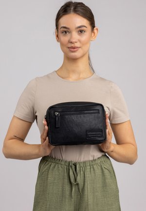 Schwarze Kosmetiktasche aus Leder im rechteckigen Format, mit einem Reißverschluss und einer vorderen Reißverschlusstasche. Texturierte Oberfläche und Markenlabel.