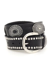 Cintura in pelle nera con fibbia argentata, decorazioni metalliche rotonde e borchie lungo tutta la lunghezza per un tocco di dettaglio.
