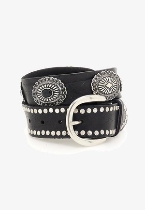 Cintura in pelle nera con fibbia argentata, decorazioni metalliche rotonde e borchie lungo tutta la lunghezza per un tocco di dettaglio.