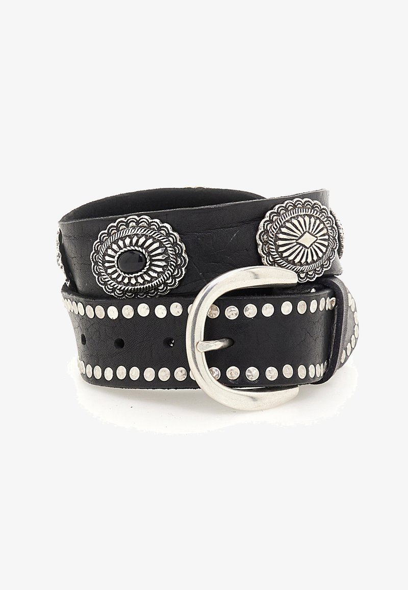 Cintura in pelle nera con fibbia argentata, decorazioni metalliche rotonde e borchie lungo tutta la lunghezza per un tocco di dettaglio.