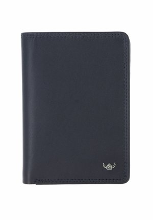 Geschlossene schwarze Lederbrieftasche mit sauberer Naht und kleinem silbernem Logo unten rechts auf weißem Hintergrund.