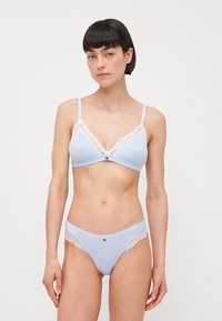 Lys blå undertøysett med en trekantet bralette med blondekanter og matchende truser med blonder, laget av myk ribbet materiale.