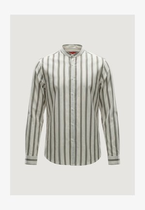 Camicia bianca a maniche lunghe con righe verticali nere, colletto alla coreana e chiusura con bottoni sul davanti su uno sfondo chiaro uniforme.