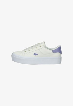 Scarpa da ginnastica in tela bianca con linguetta posteriore viola, sei occhielli e suola in gomma bianca testurizzata. Presenta un logo Lacoste viola sul lato.