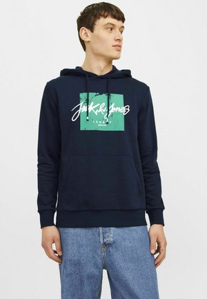 Felpa blu navy con tasca frontale, cappuccio con cordino e logo grafico bianco e verde sul petto. Materiale in cotone morbido. Vestibilità casual.