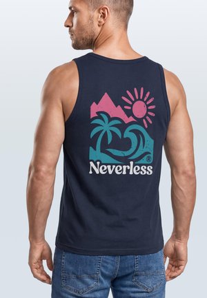 Mann trägt navy-blaues ärmelloses Shirt mit Grafik von Berg, Palme, Welle, Sonne und dem Schriftzug „Neverless“ auf dem Rücken.