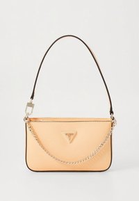 Geantă de mână de culoarea piersicii, cu un design structurat, material texturat, o curea din lanț argintiu și un logo triunghiular pe partea din față.