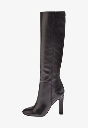 Czarne skórzane buty do kolan o eleganckim, dopasowanym kroju, wysokim obcasie w kształcie szpilki, gładkiej fakturze i minimalistycznych detalach.