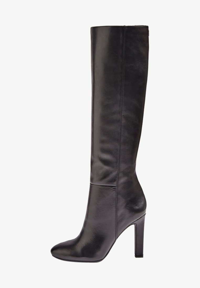 Bota de cuero negro hasta la rodilla con un diseño elegante y ajustado, tacón alto de aguja, textura suave y acentos mínimos.