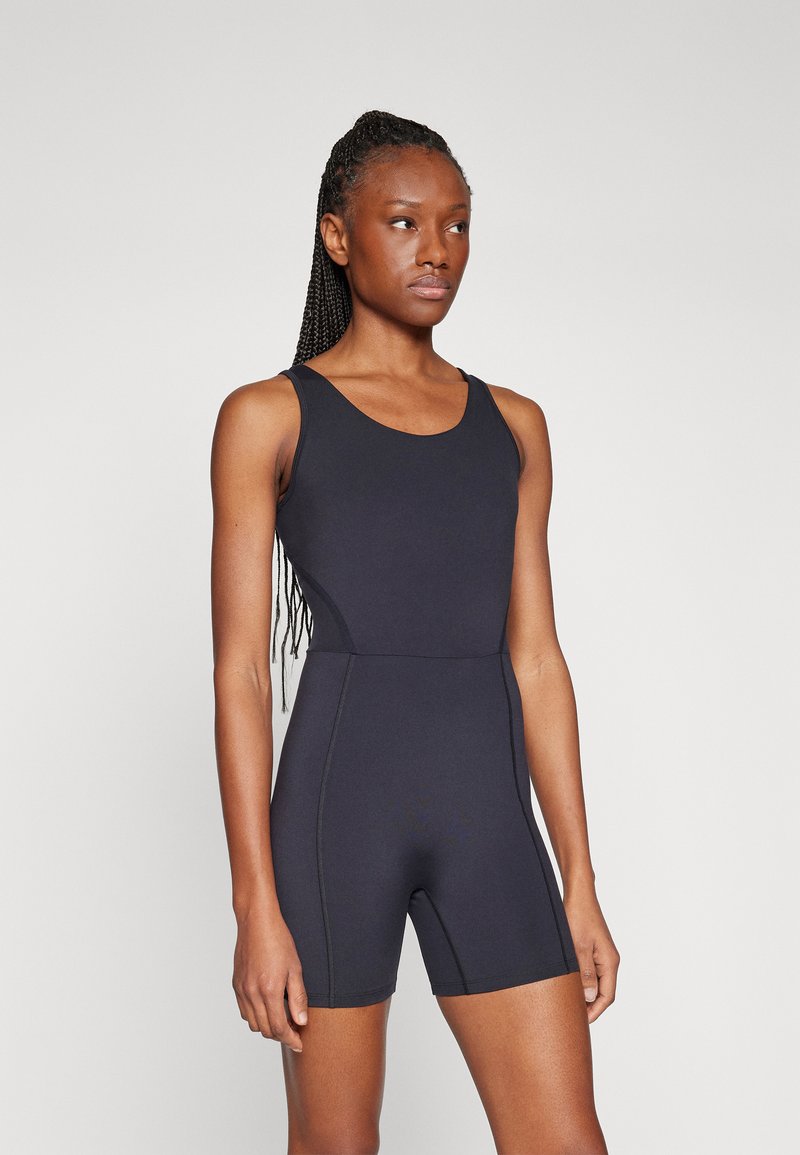 Černý elastický body s designem na tank top, s bezproblémovými stranami a přiléhavým střihem, který sahá do poloviny stehna. Hladká textura.