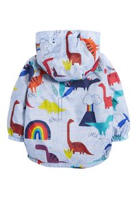 Lys blå vandtæt jakke med hætte, prydet med et farverigt dinosaur- og regnbuemønster. Elastiske manchetter og kant for en tætsiddende pasform.